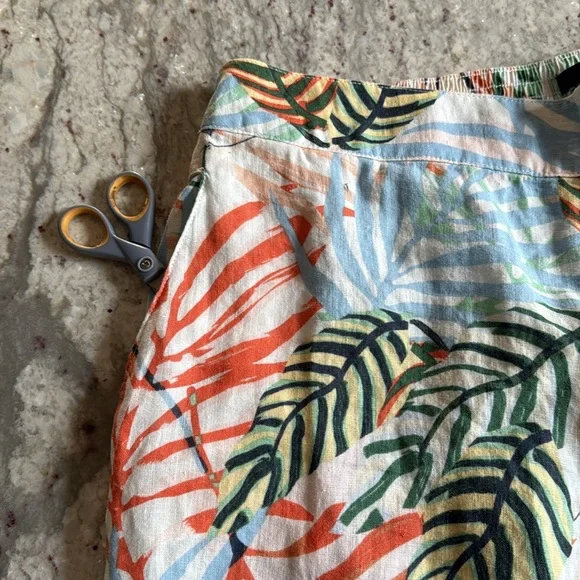 Tahari Multicolor Leaf Print Capri Pants - Picture 4 of 14